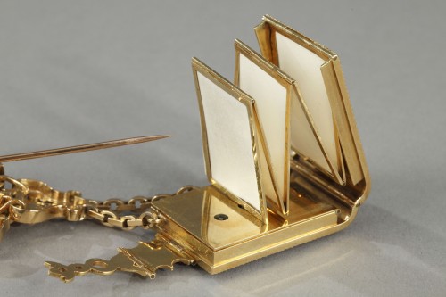 Antiquités - Châtelaine en or, émail et montre, seconde partie du XIXe siècle