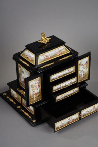 Cabinet en émail de Vienne, bronze doré, placage d'ébène et bois - Vienne fin 19e - Objets de Vitrine Style Napoléon III