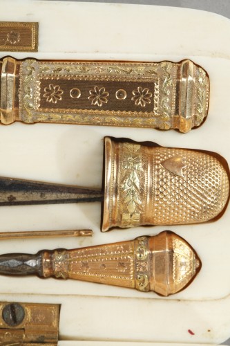 Nécessaire à couture en or et ivoire du XIXe siècle - Objets de Vitrine Style Restauration - Charles X