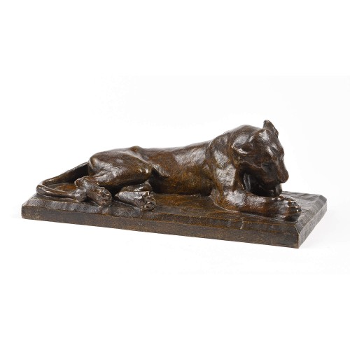 Georges-Lucien GUYOT (1885-1973) - Lionne couchée se léchant la patte - Sculpture Style 