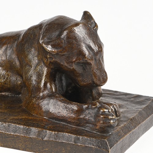 Sculpture Sculpture en Bronze - Georges-Lucien GUYOT (1885-1973) - Lionne couchée se léchant la patte