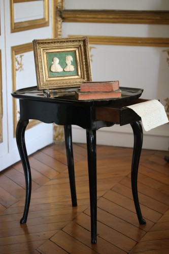 Black varnished wooded table - Furniture Style Louis XV