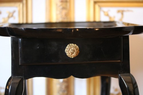 Table en cabaret en vernis noir - Louis XV