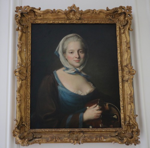 XVIIIe siècle - Portrait représentant une femme élégante jouant de la vielle à roue