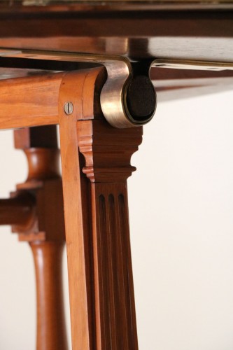 Furniture  - Mahogany circular swivel tea table