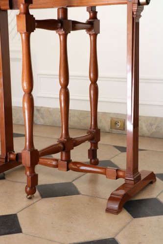 XVIIIe siècle - Table à thé circulaire pivotante en acajou