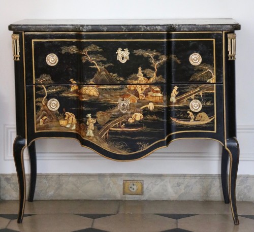 Commode in China gold lacquer on black background - Furniture Style Transition