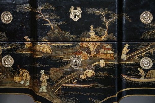 Furniture  - Commode in China gold lacquer on black background