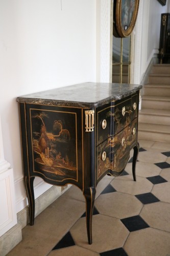 Commode in China gold lacquer on black background - Transition