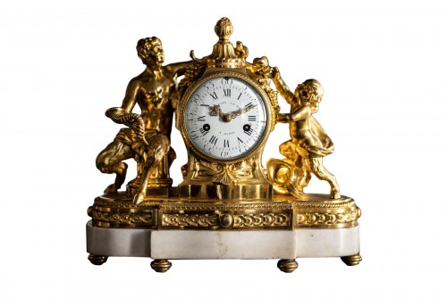 Pendule en bronze doré représentant un satyre et son enfant