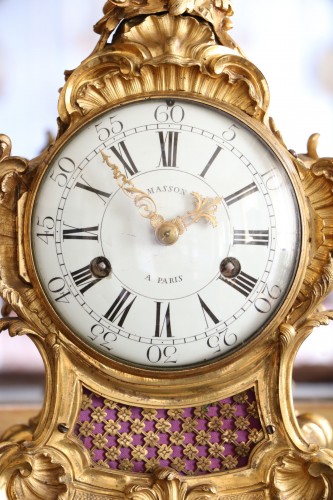 Pendule au modèle du bronzier Jean-Joseph de Saint Germain - Horlogerie Style Louis XV