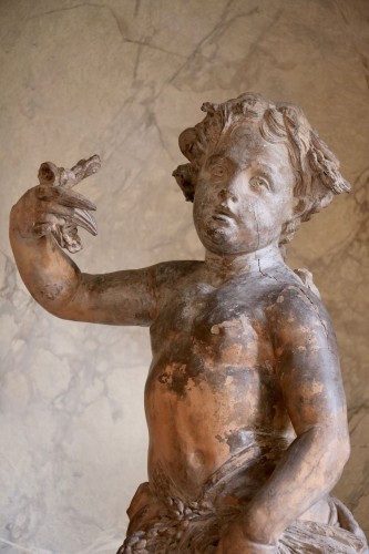 Un putto en terre cuite représentant l’Eté, XVIIIe siècle - Galerie Pellat de Villedon