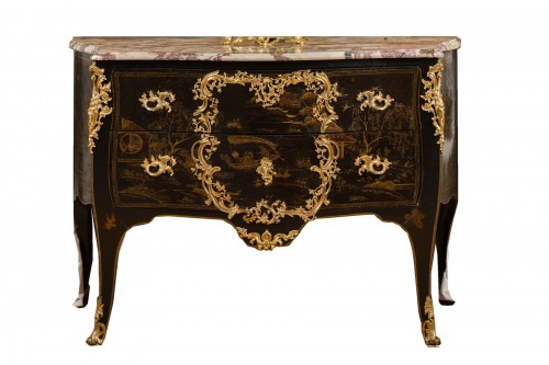 Impressionnante commode en laque de Chine d'époque Louis XV