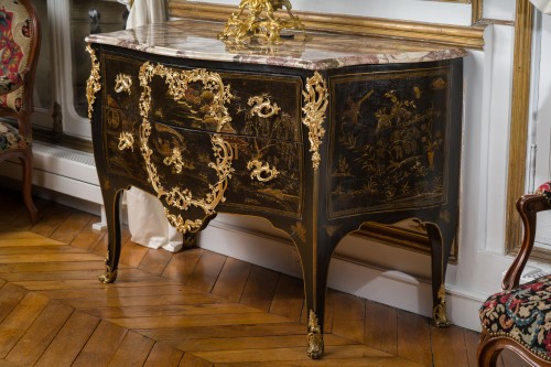 Impressionnante commode en laque de Chine d'époque Louis XV - Mobilier Style Louis XV