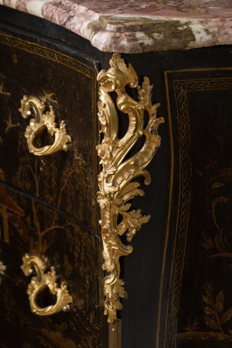 Impressionnante commode en laque de Chine d'époque Louis XV - Galerie Pellat de Villedon
