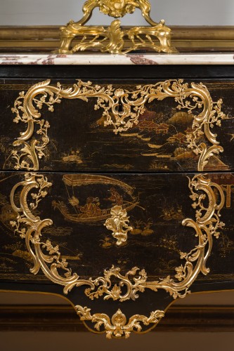 XVIIIe siècle - Impressionnante commode en laque de Chine d'époque Louis XV