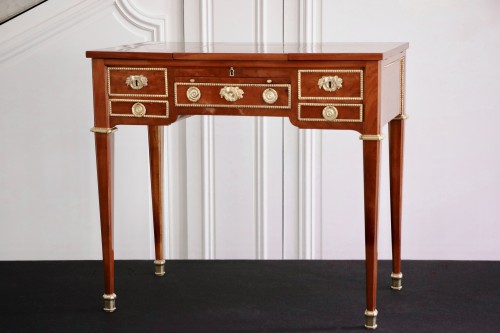 Coiffeuse en acajou estampillée Riesener - Mobilier Style Louis XVI