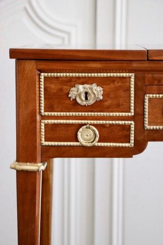 XVIIIe siècle - Coiffeuse en acajou estampillée Riesener