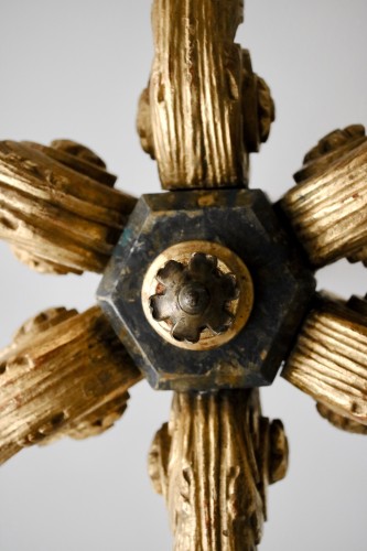 XVIIe siècle - Lustre en bois doré à six bras de lumière
