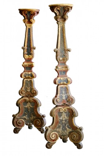 Paire de porte-torchères en bois peint polychrome et doré sculpté