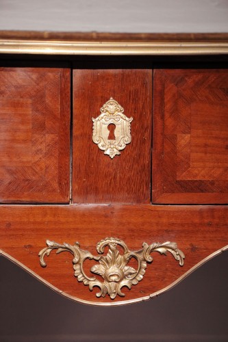 XVIIIe siècle - Perruquière marquetée de bois d’amarante