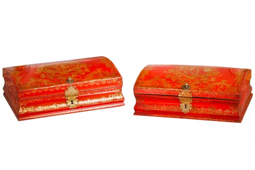 Paire de boîtes de toilettes en vernis rouge et or d'époque Louis XIV