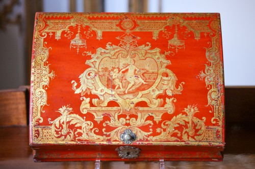 Paire de boîtes de toilettes en vernis rouge et or d'époque Louis XIV - Objets de Vitrine Style Louis XIV
