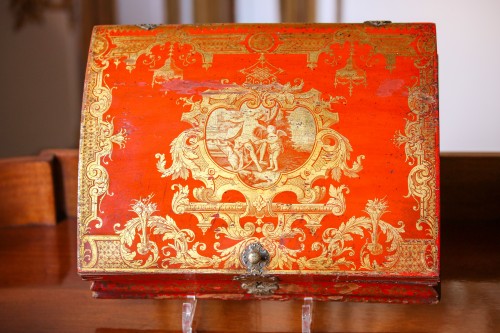 Objets de Vitrine Coffret & Nécessaire - Paire de boîtes de toilettes en vernis rouge et or d'époque Louis XIV