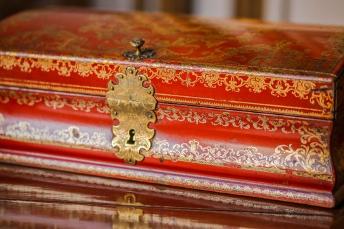 Louis XIV - Paire de boîtes de toilettes en vernis rouge et or d'époque Louis XIV