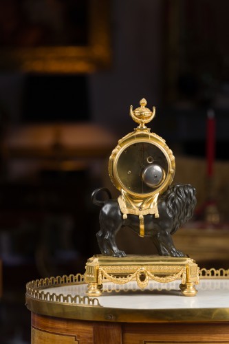 Pendule au lion en bronze doré et en bronze patiné - Horlogerie Style Louis XVI