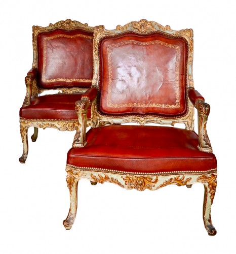 Impressionnante paire de fauteuils à la reine laqués et dorés richement sculptés