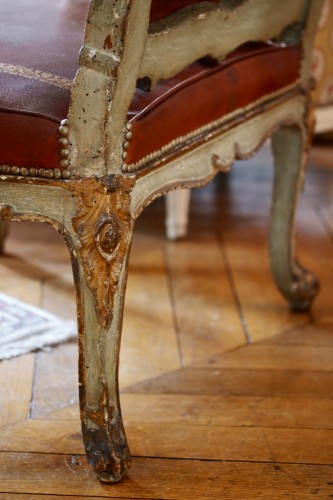 Impressionnante paire de fauteuils à la reine laqués et dorés richement sculptés - Sièges Style Louis XV