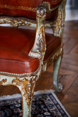 Impressionnante paire de fauteuils à la reine laqués et dorés richement sculptés - Galerie Pellat de Villedon
