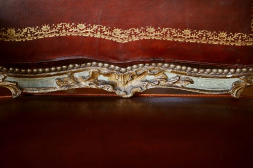 XVIIIe siècle - Impressionnante paire de fauteuils à la reine laqués et dorés richement sculptés