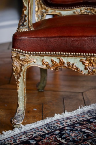 Impressionnante paire de fauteuils à la reine laqués et dorés richement sculptés - Louis XV