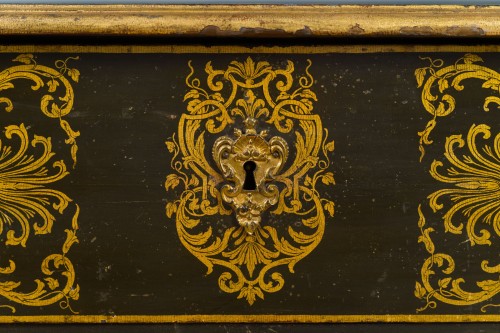 XVIIIe siècle - Rare commode ornée d’un décor à la Bérain à l’imitation de la marqueterie Boulle