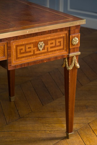 Bureau plat marqueté de bois de rose et d’amarante - Mobilier Style 