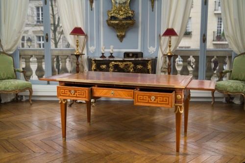 Mobilier Bureau et Secrétaire - Bureau plat marqueté de bois de rose et d’amarante