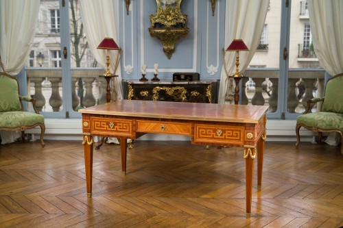 Bureau plat marqueté de bois de rose et d’amarante - Galerie Pellat de Villedon