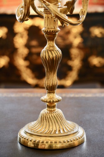 Luminaires Bougeoirs et Chandeliers - Paire de candélabres à trois bras de lumière en bronze doré