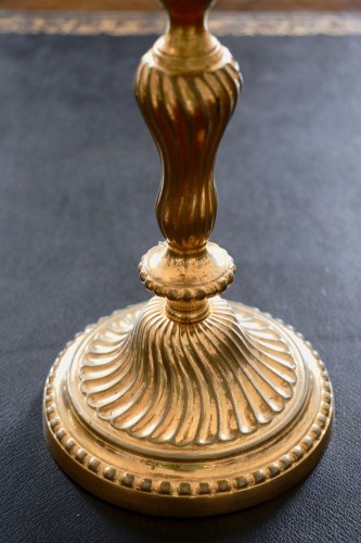 XVIIIe siècle - Paire de candélabres à trois bras de lumière en bronze doré