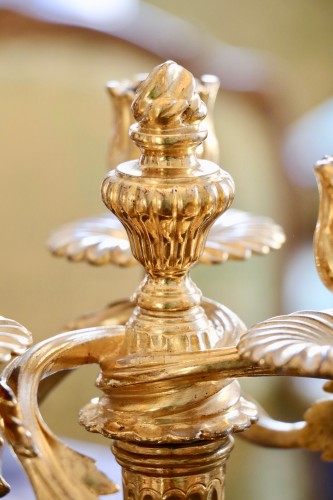 Louis XV - Paire de candélabres à trois bras de lumière en bronze doré