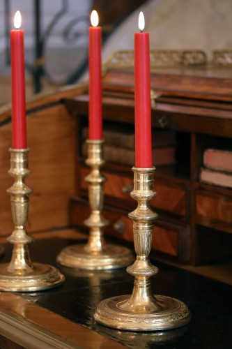 Suite de quatre bougeoirs en bronze doré et ciselé - Luminaires Style Louis XIV