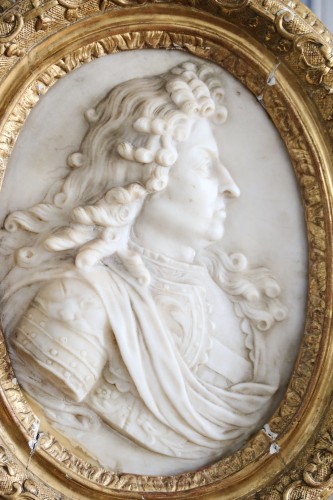 Médaillon oval en marbre blanc représentant Louis XIV de profil - Objet de décoration Style Louis XIV