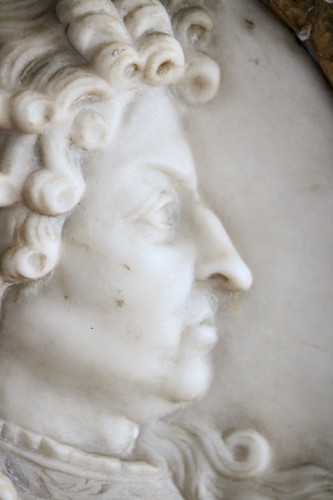 Médaillon oval en marbre blanc représentant Louis XIV de profil - Galerie Pellat de Villedon