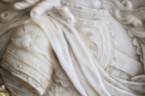 XVIIe siècle - Médaillon oval en marbre blanc représentant Louis XIV de profil