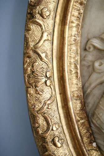 Médaillon oval en marbre blanc représentant Louis XIV de profil - Louis XIV