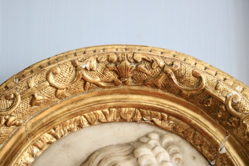 Louis XIV - Médaillon oval en marbre blanc représentant Louis XIV de profil