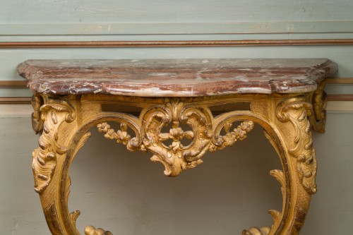 XVIIIe siècle - Paire de consoles Louis XV en bois doré