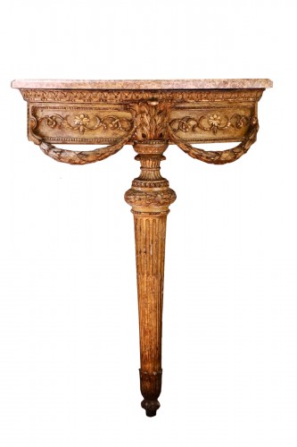Gilded wood console resting on a fluted and curved tapered foot